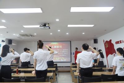重温入团誓词仪式